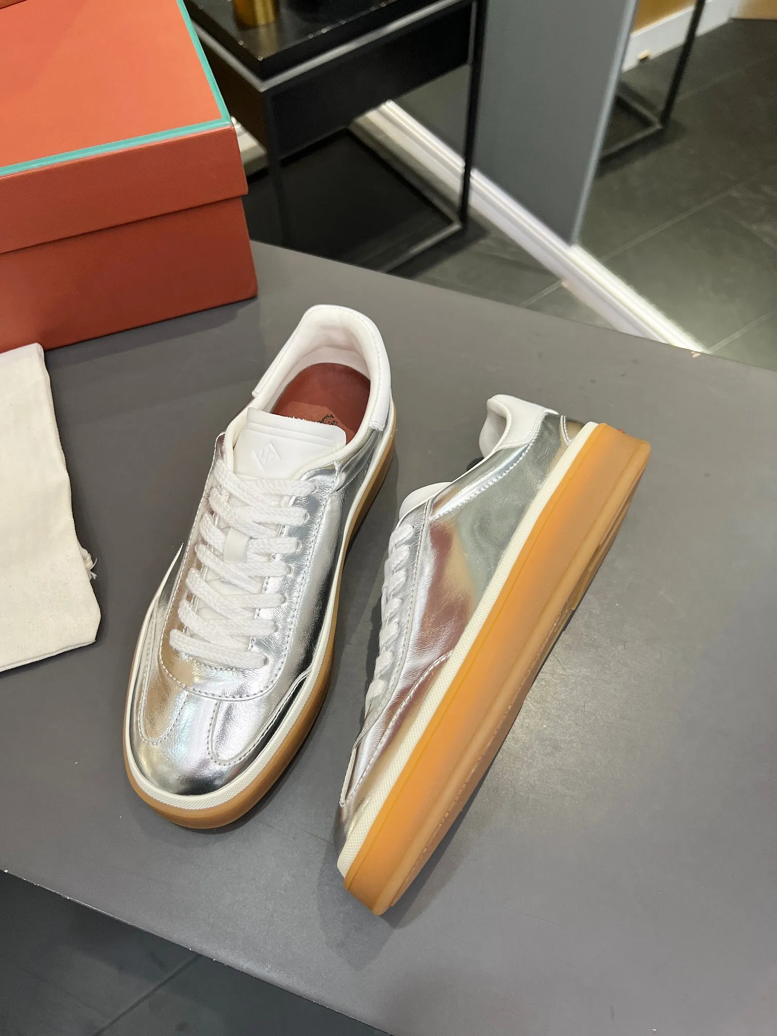 Factory price: 580💰Purchase level, high version🦅⛳️ Italy [Loro men's shoes💰iana] Tennis walk series L men's shoes💰Couple moral training shoes casual sports shoes sneakers🎁🎁 Original purchase development and production This new suede tennis shoe adopts an ultra-low design, suitable for wearing all year round👫👫 The wrapped sole creates an effortlessly attractive color combination that harmoniously blends functionality with understated style, making it the ideal shoe for urban wear. Soft calfskin tongue with Kummel color insert at the heel, embossed L Men's shoes 💰 Logo Cotton lace upper, cowhide suede sole Rubber-lined calfskin ✦ Upper: imported first-layer cowhide ➕ Customized original cowhide ✦ Lining: cowhide lining ➕ Cow leather insole ✦ Sole: Original open-molded T men's shoe 💰R ultra-lightweight outsole ✦Packaging: Original full set of packaging ✦Female size: 35--40, ✦Male size: 39--44, customized 45